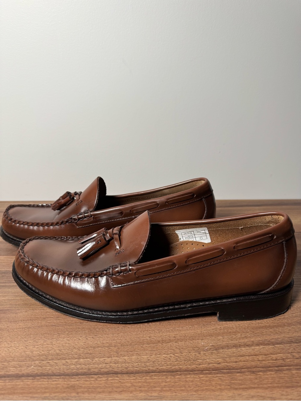 Larson Weejuns loafers
Men 10.5 - Classic Leather Slip-On